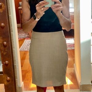 Neutral ✏️pencil skirt by Body by Victoria w/buttons & flounce  in back, size 0
